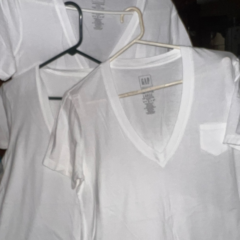 GAP   White V-Neck Tees (3) with Pocket Size L